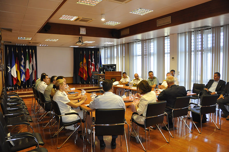 Mr. Vitsas meets Greek personnel stationed in Portugal